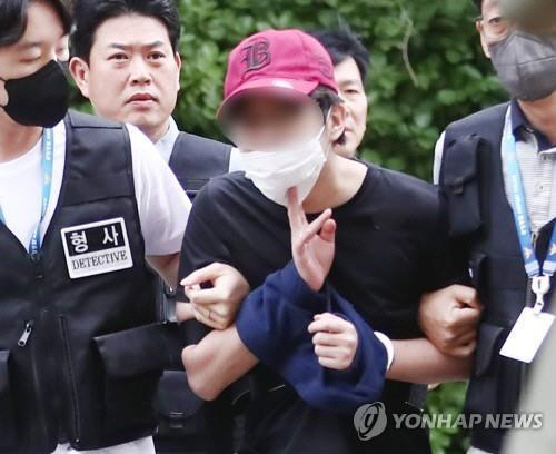 필로폰에 중독돼 운행중인 여객기 비상문을 열려고 했던 10대에게 검찰이 징역 10년을 구형했다. 연합뉴스